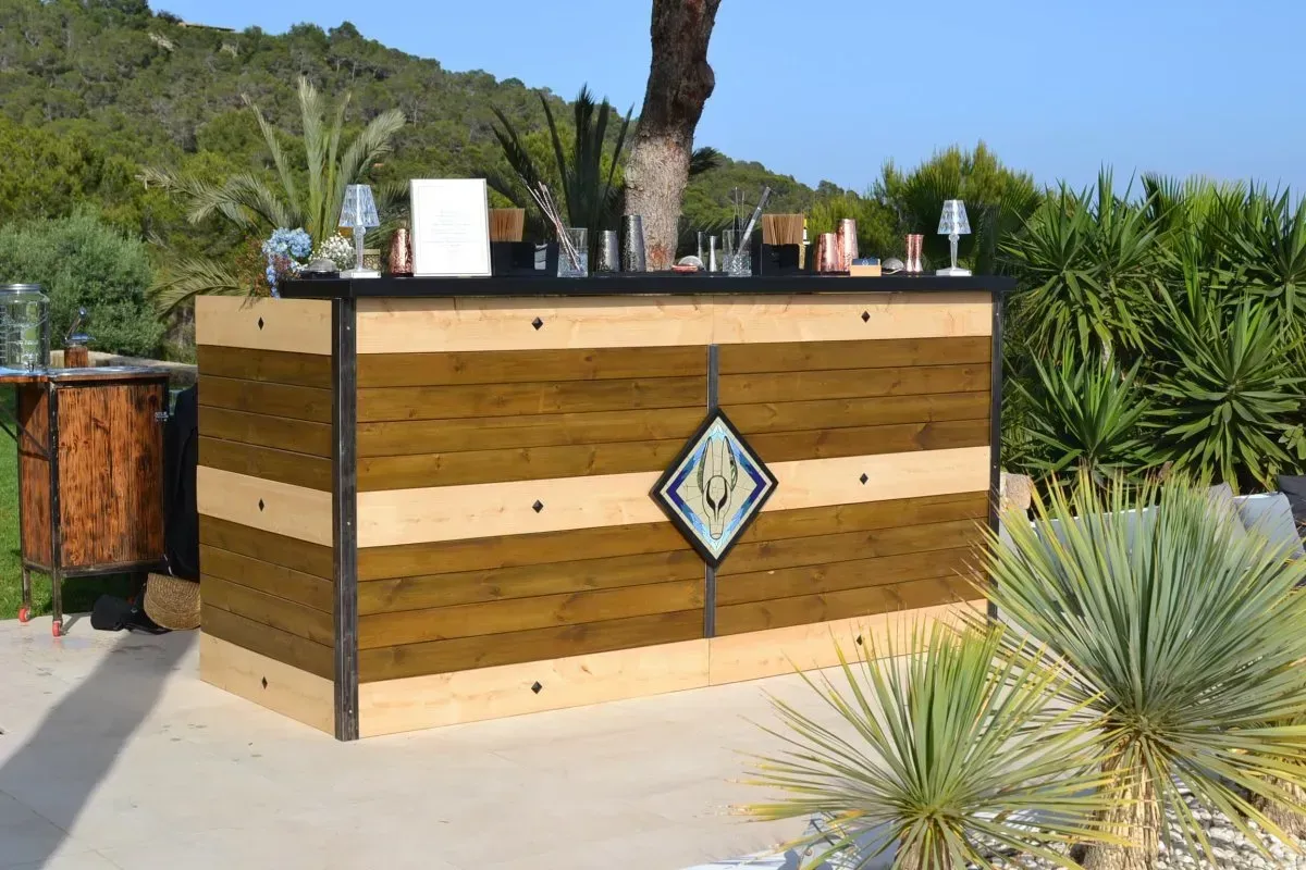 The 7 Advantages of Hiring a Mobile Bar for Your Party in Ibiza