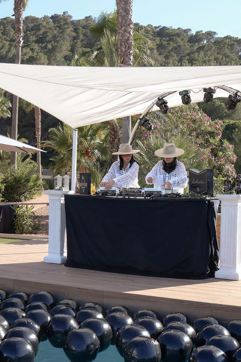 Bartenders profesionales en una barra móvil en Ibiza